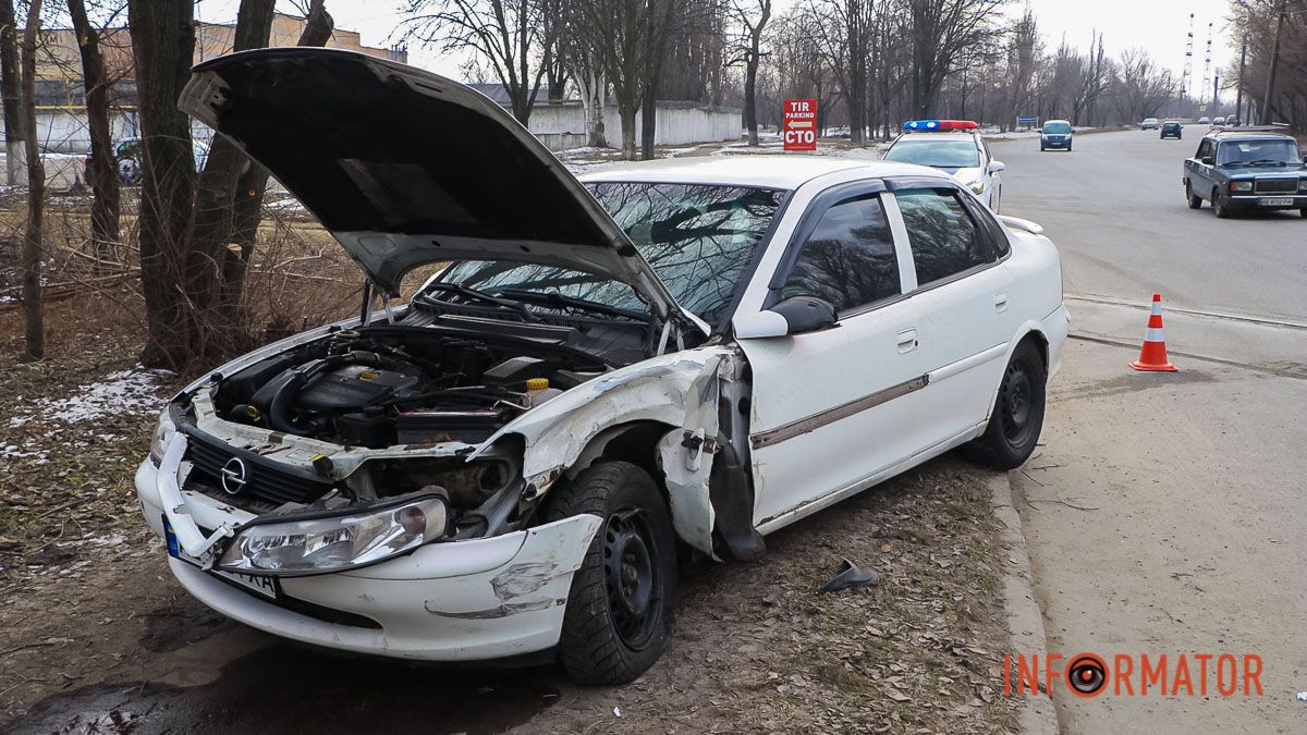 У Дніпрі на проспекті Хмельницького зіштовхнулися Opel та Volkswagen: постраждав чоловік