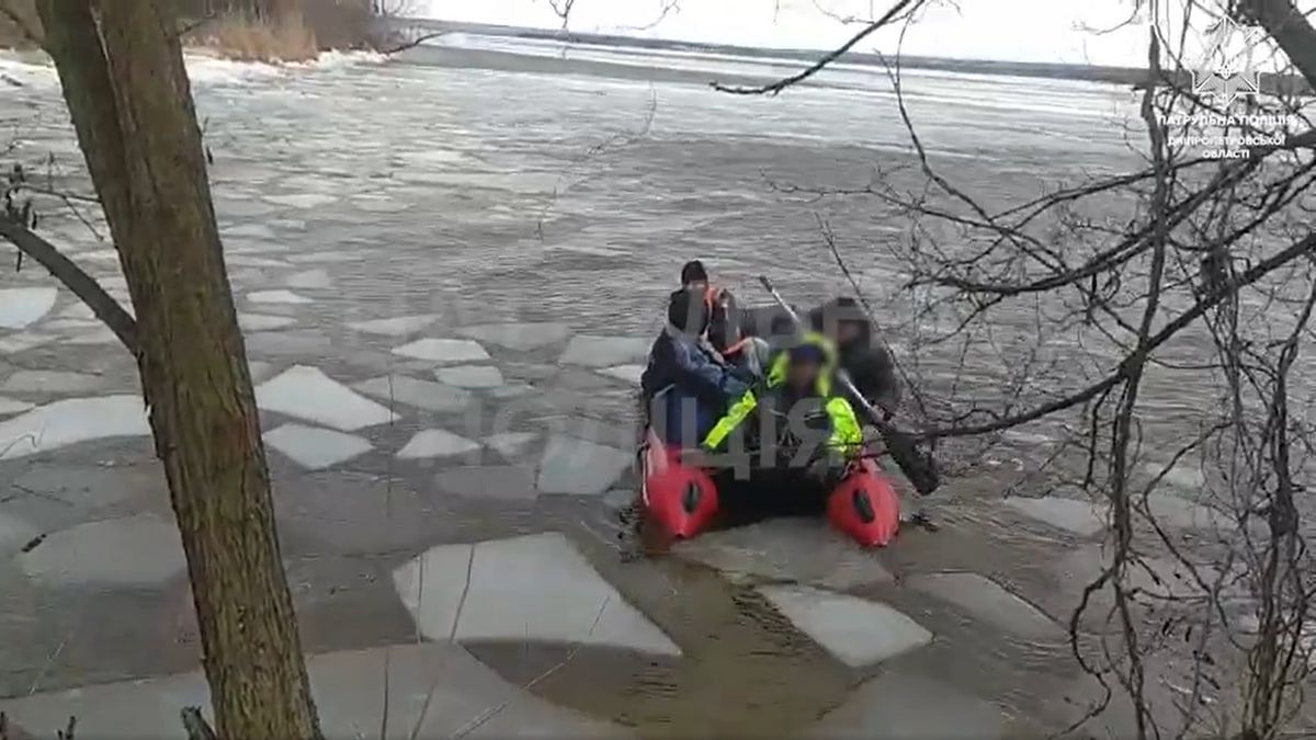 В Дніпропетровській області понад 40 рибалок відкололись на крижині: відео порятунку з бодікамери