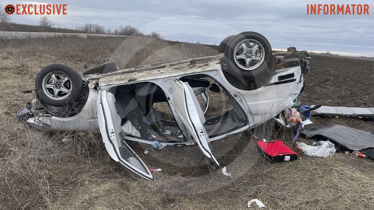 На трасі у Дніпропетровській області перекинувся Hyundai: загинув чоловік, серед постраждалих — діти