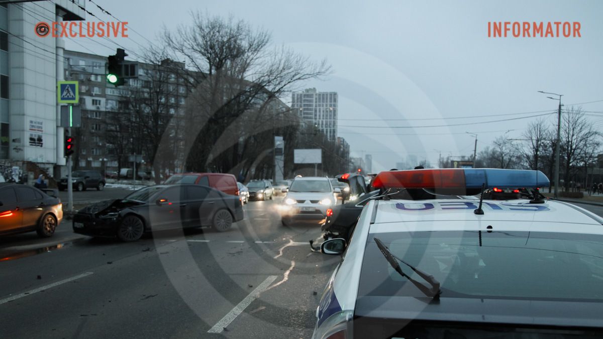 У Дніпрі на Перемозі зіштовхнулися дві Audi: одна з автівок влетіла у відбійник, утворився затор