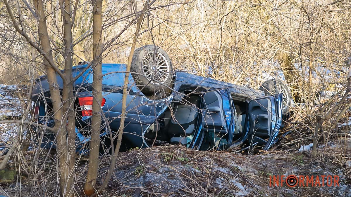 В Днепре на улице Андрейченко перевернулся BMW: женщину вырезали спасатели