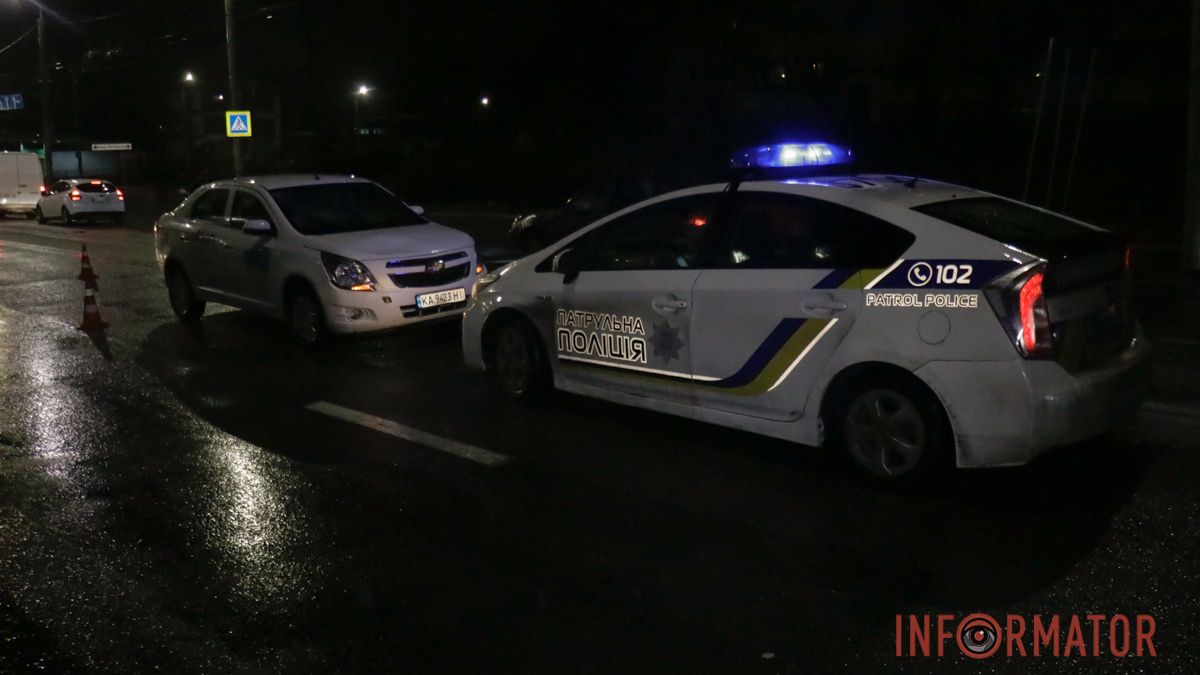 У Дніпрі на Калиновій Chevrolet служби таксі Uklon збив чоловіка на пішохідному переході