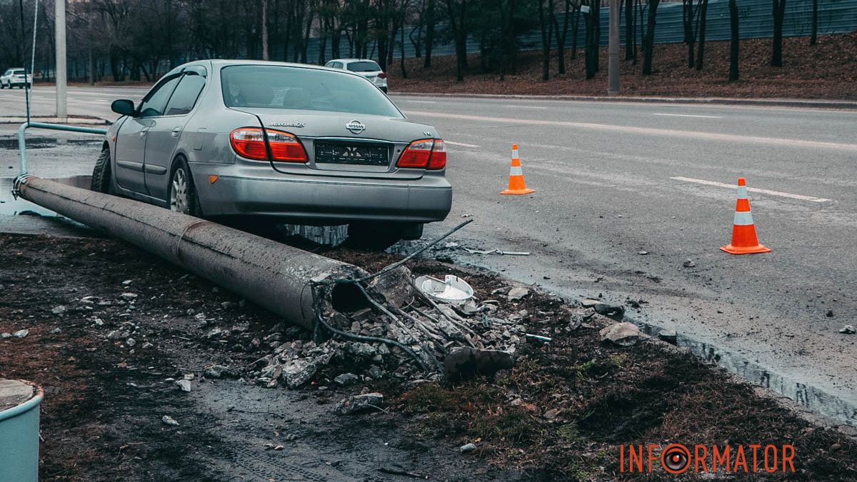 У Дніпрі на Космічній Nissan врізався в стовп