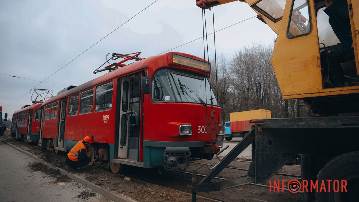 У Дніпрі на проспекті Богдана Хмельницького трамвай №12 зійшов з рейок: рух трамваїв призупинено