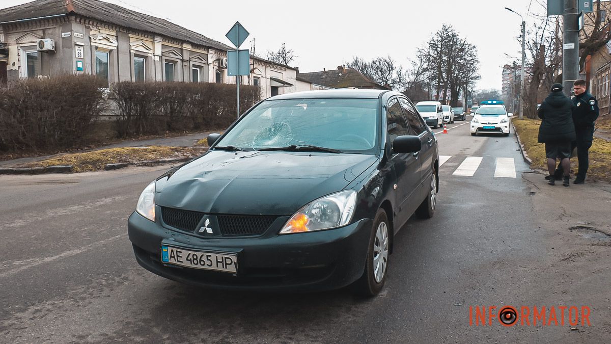 В Днепре на Сечевых Стрельцов на пешеходном переходе Mitsubishi сбил женщину с ребенком: их забрала скорая