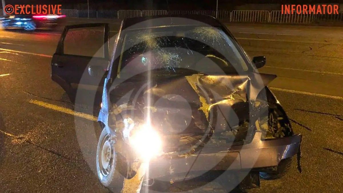 У Дніпрі на Слобожанському проспекті Ford врізався в ВАЗ: потерпілий помер у лікарні