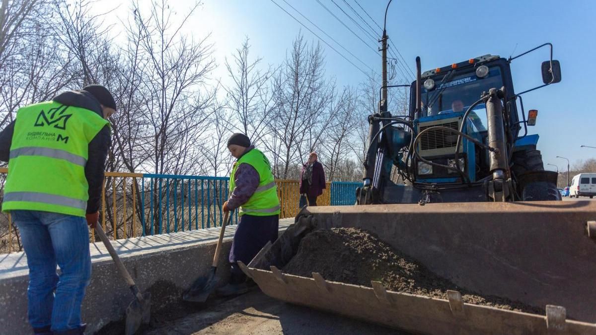 Каменское убирают после зимы: ход работ проинспектировал мэр города