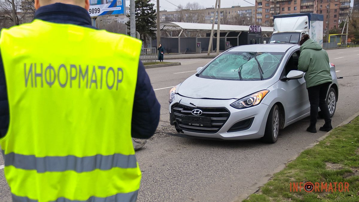 На Набережній Заводській Hyundai збив чоловіка: в машину врізався Geely