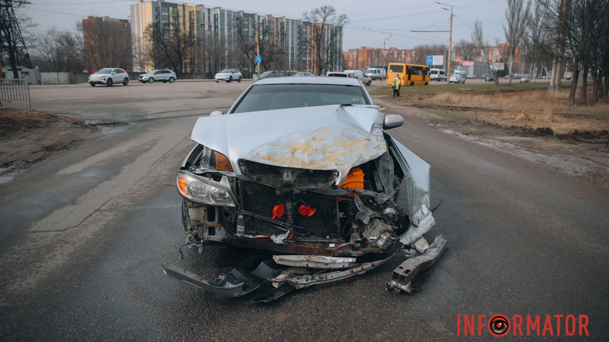 В Днепре на Запорожском шоссе Nissan врезался в автобус №73 с пассажирами