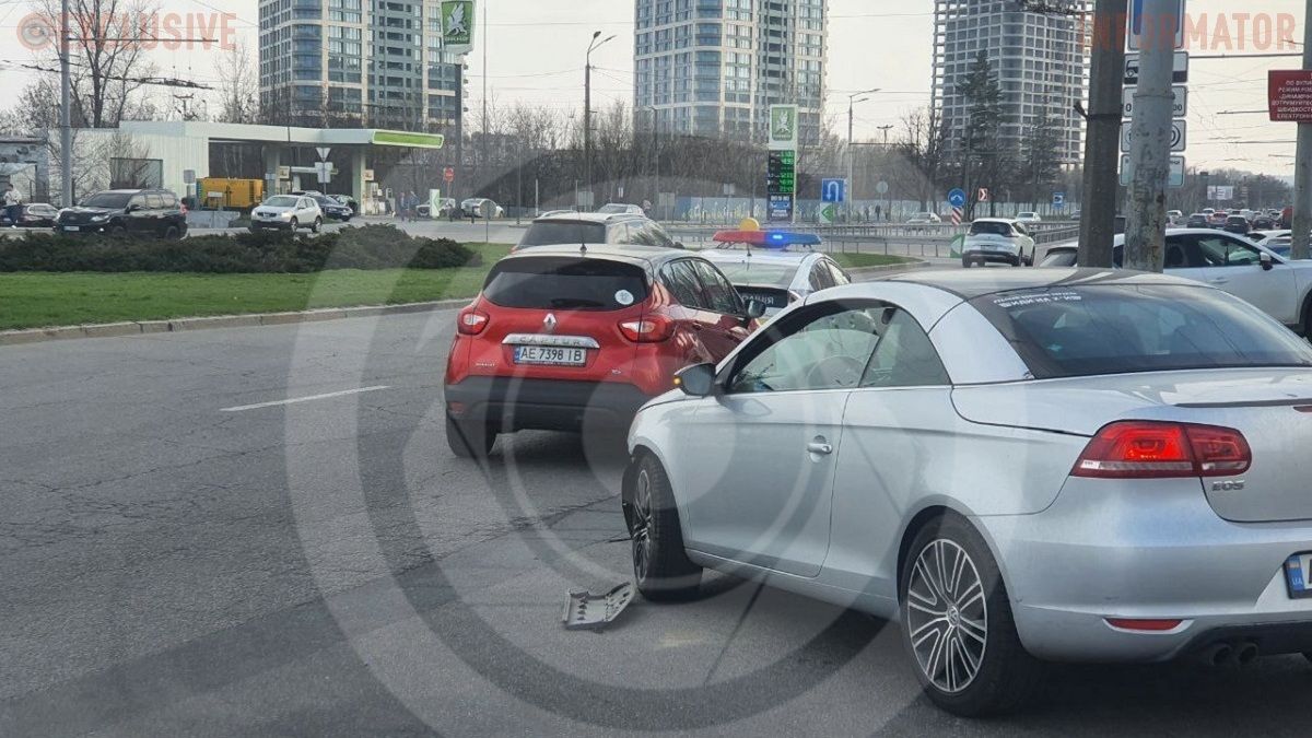 У Дніпрі на Набережній Перемоги зіштовхнулися Volkswagen та Renault