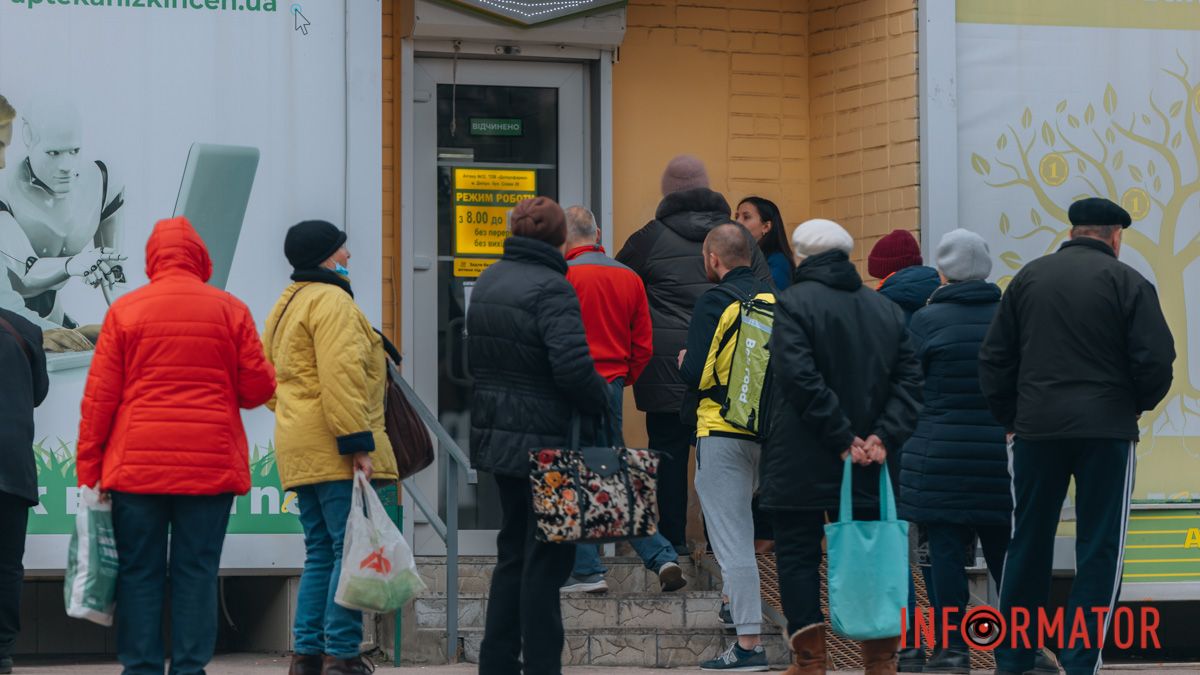 В аптеки Днепра образовались огромные очереди: почему не стоит покупать лекарства