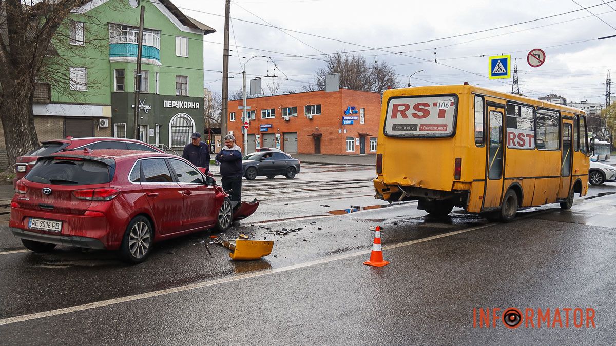 У Дніпрі на проспекті Хмельницького Hyundai врізався в автобус №106: є потерпілі