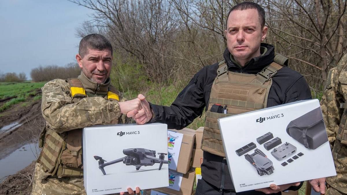Квадрокоптери та смаколики: міський голова Кам’янського Андрій Білоусов відвідав Захисників на сході України