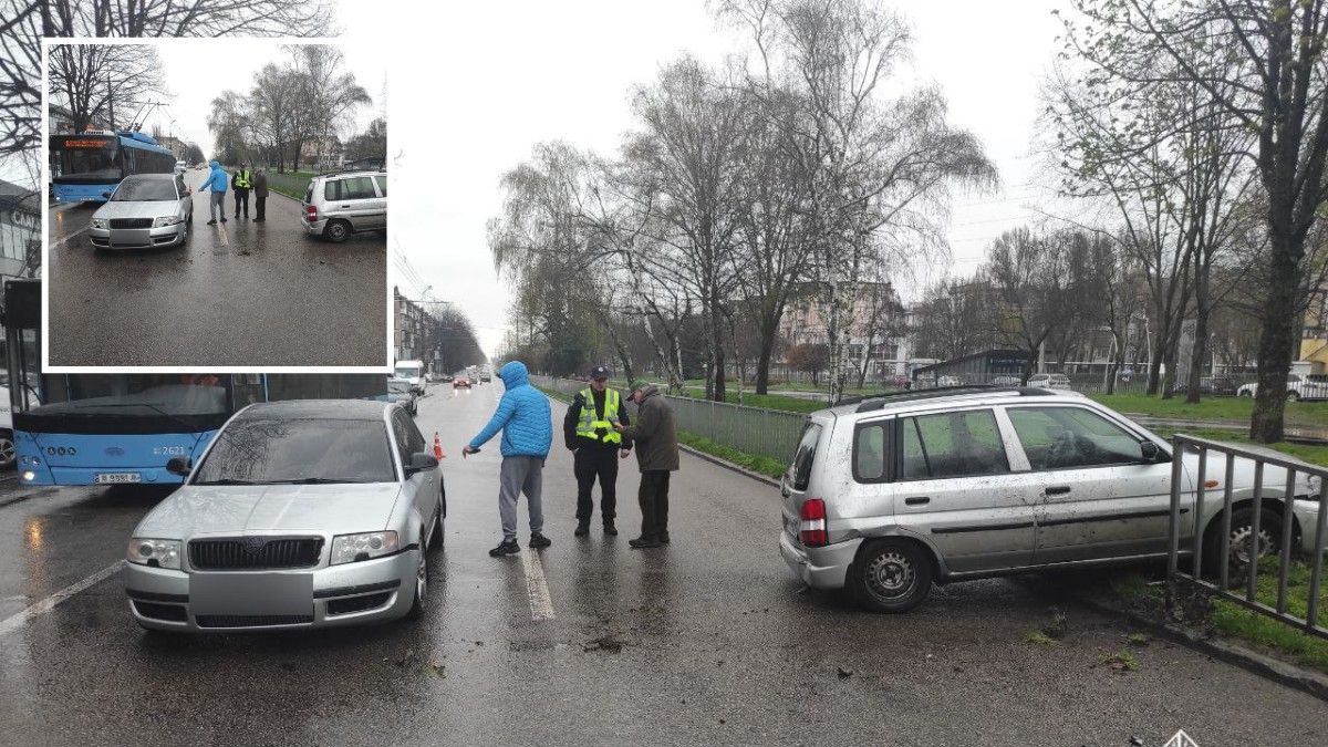 У Дніпрі на проспекті Поля Mazda зіштовхнулась зі Skoda та знесла огорожу