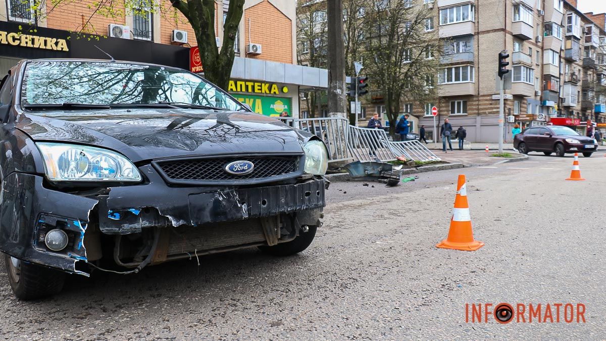 У Дніпрі на Поля Ford ледь не зіткнувся зі Skoda та зніс огорожу: постраждала жінка, яка стояла на тротуарі