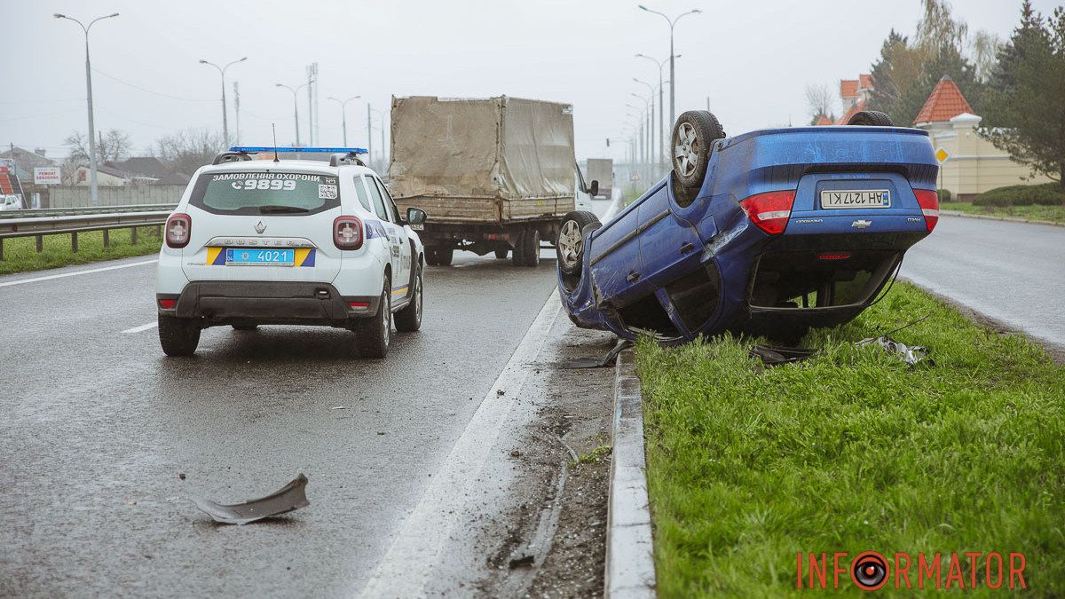 У Підгородному біля АЗС «ОККО» Chevrolet врізався у «ГАЗель» та перекинувся на дах