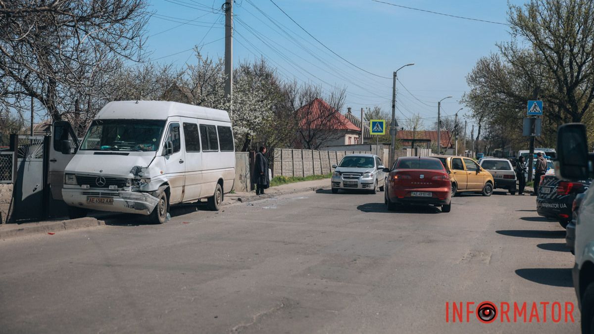 У Дніпрі на Великій Діївській Daewoo зіштовхнувся з маршруткою: рух ускладнено, постраждала в лікарні