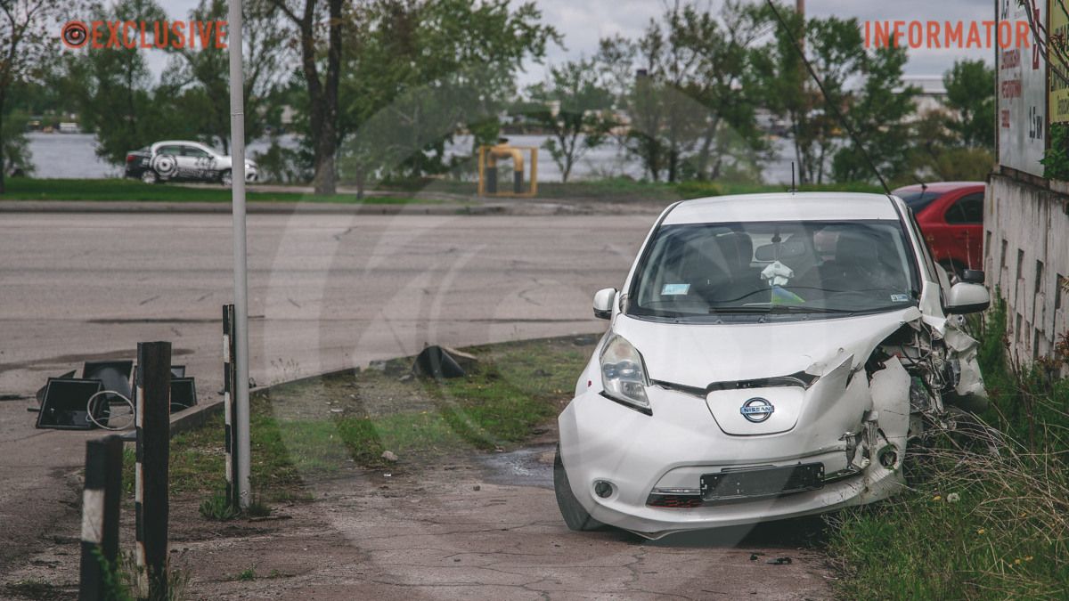 У Дніпрі на Набережній Заводській Nissan зніс світлофор