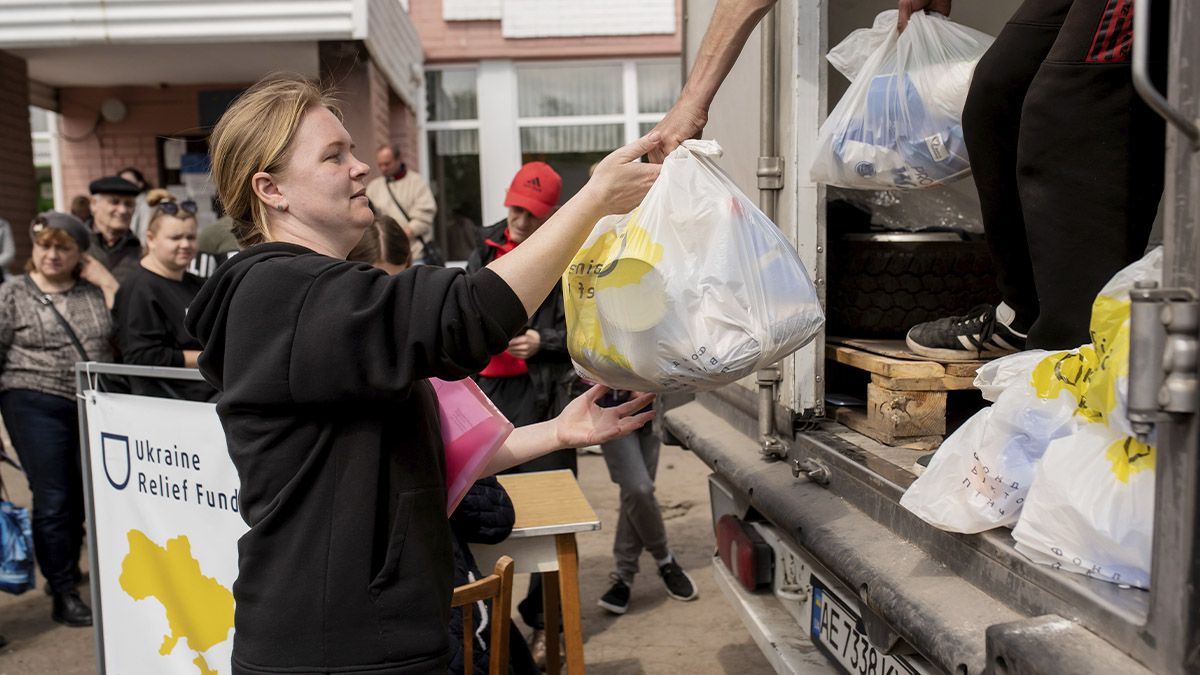 Семьи переселенцев получили апрельскую помощь от Фонда Виктора Пинчука