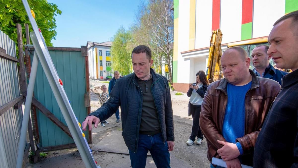Городской глава Каменского объехал с проверкой ремонтируемые объекты