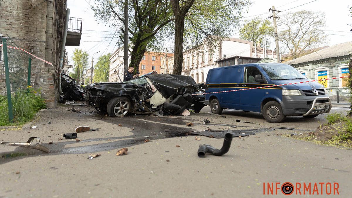 Роздробило авто на дві частини: у Дніпрі на Січових Стрільців Honda врізався у дерево