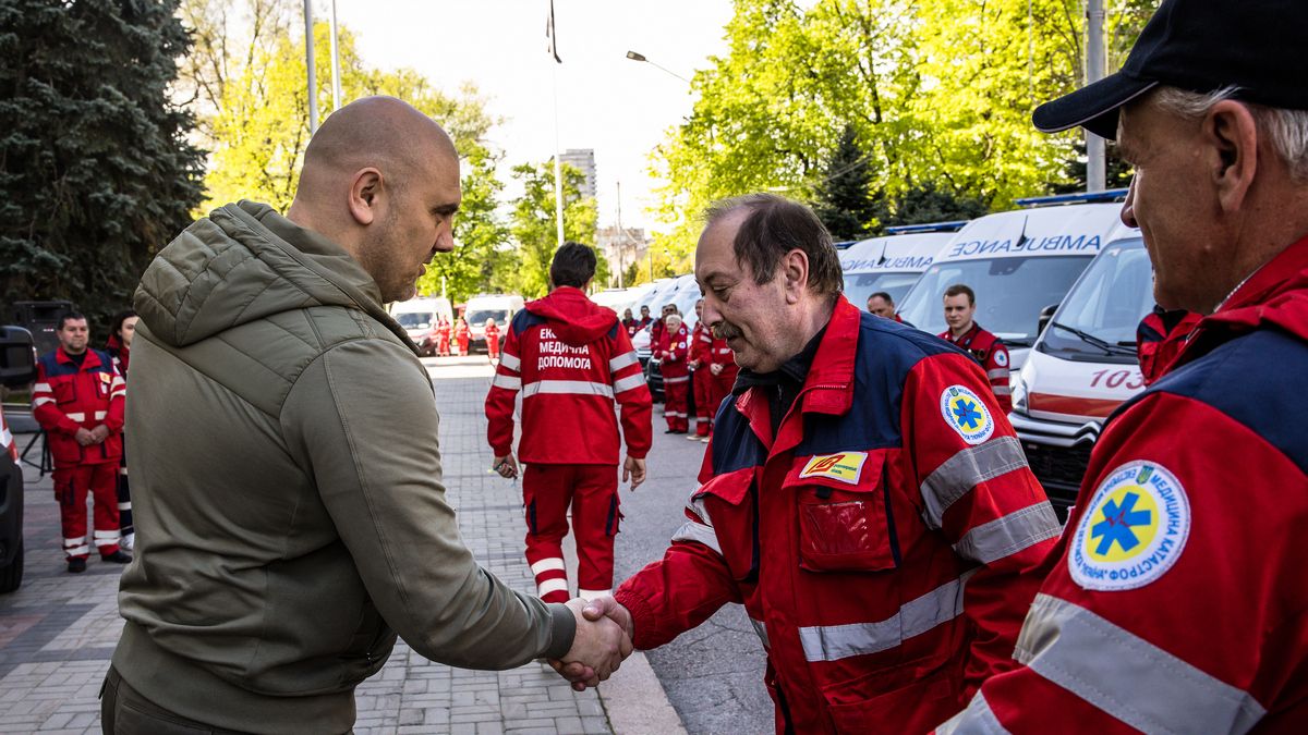 Очільник Дніпропетровщини передав ключі від авто бригадам «швидкої»