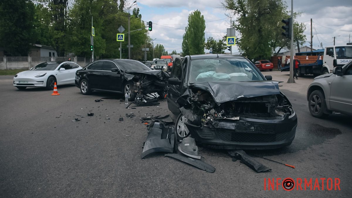 У Дніпрі на проспекті Калнишевського зіткнулись Volkswagen та Ford: рух ускладнений