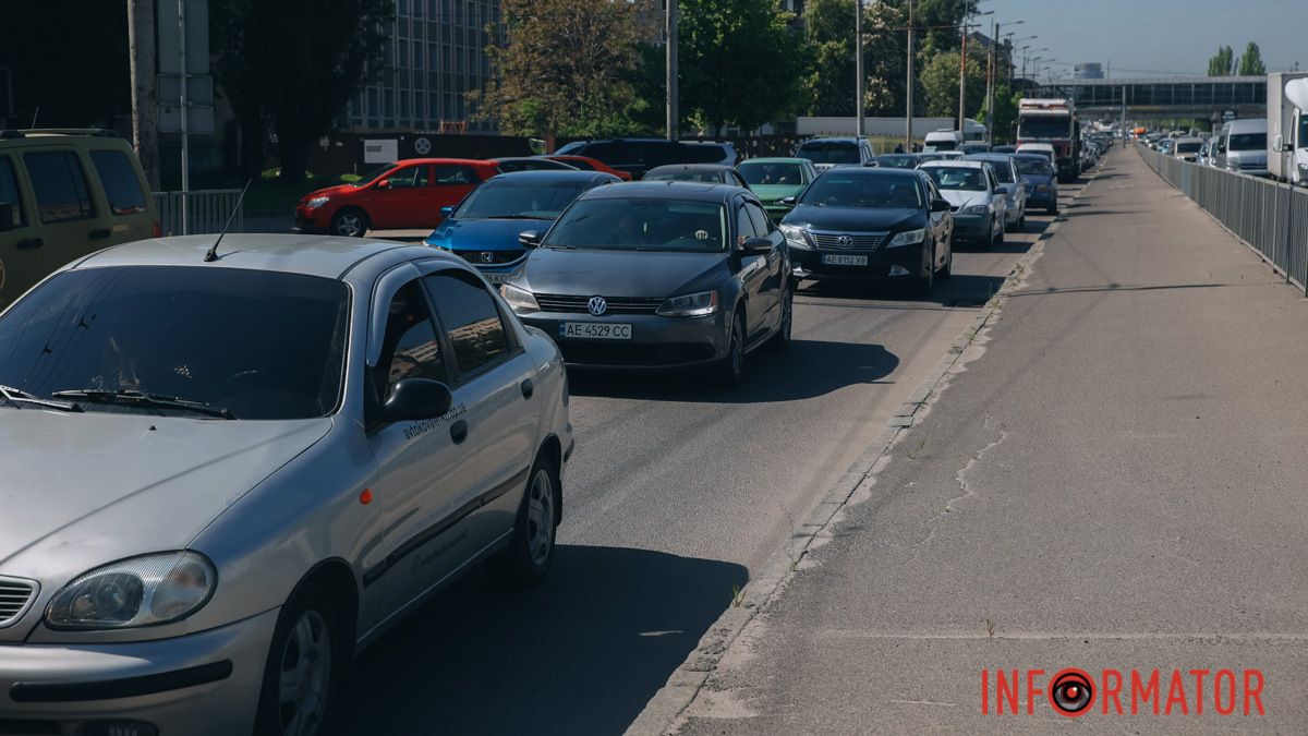 Великий затор на Центральному мосту та Слобожанському проспекті у Дніпрі: що трапилось