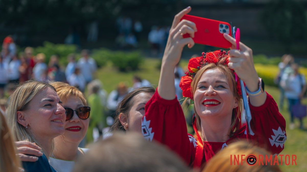 Як у Дніпрі святкували День вишиванки: шукайте себе на фото