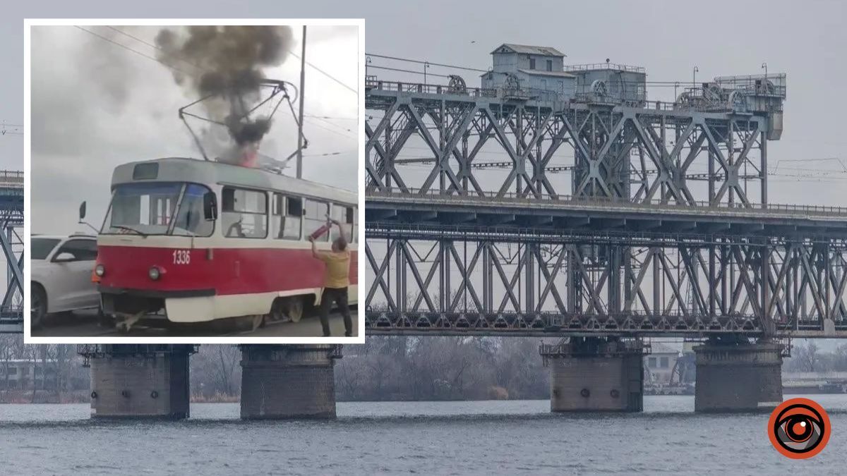 В Днепре на Амурском мосту во время движения загорелся трамвай №9