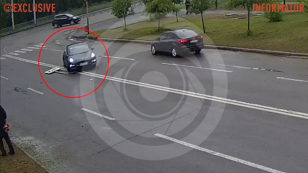 У Дніпрі на Набережній Заводській Tesla збила дорожній знак: відео моменту