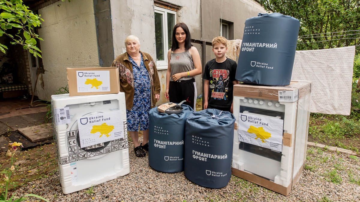 Понад сто родин переселенців отримали побутову техніку від Фонду Віктора Пінчука