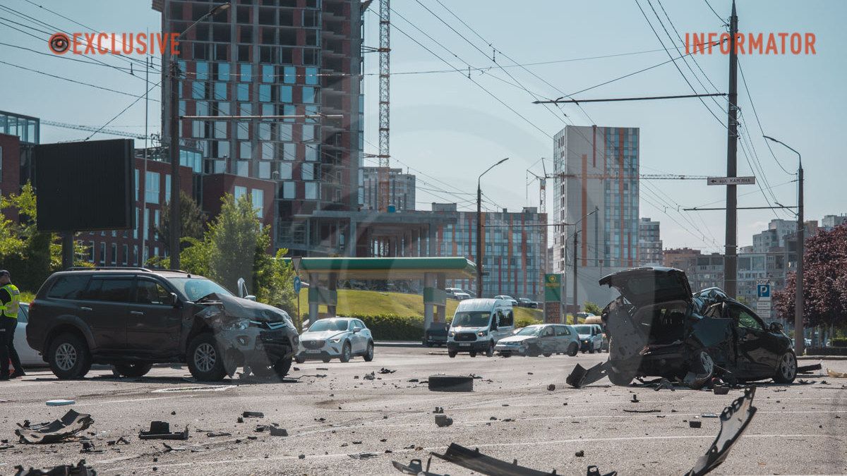 У Дніпрі на Січеславській Набережній зіштовхнулися Renault, Mitsubishi та Volkswagen: утворився сильний затор