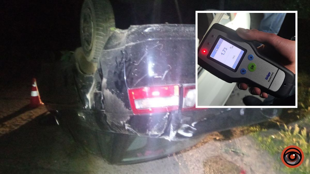 Водитель был нетрезвым: в Днепре на Чаплинском ВАЗ врезался в ворота дома и перевернулся