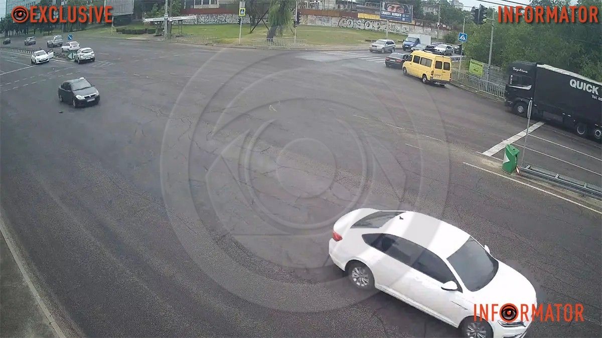 У Дніпрі на Набережній Заводській Audi зіштовхнувся з Renault та Ford: відео моменту