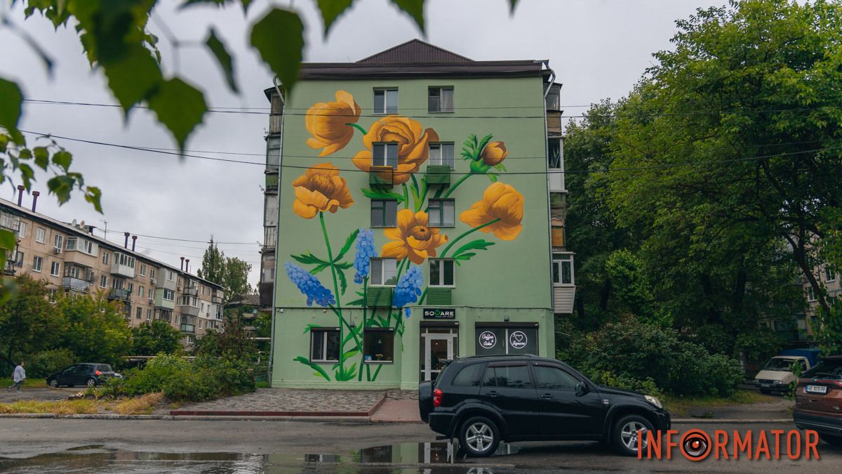 Цветочный бум: пятиэтажку в Днепре украсил удивительный мурал