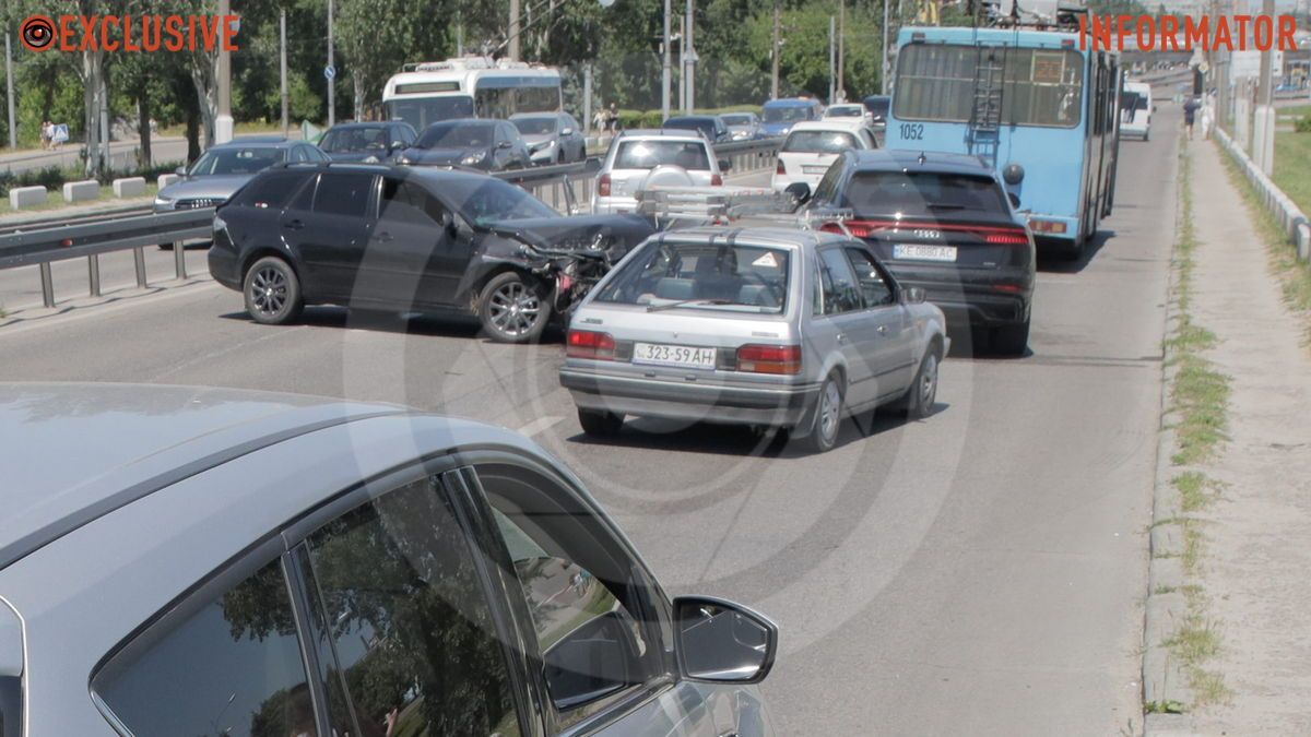 Відео моменту ДТП: у Дніпрі на з’їзді з Нового мосту водій Mazda врізався у Ford, відбійник та тролейбус №20