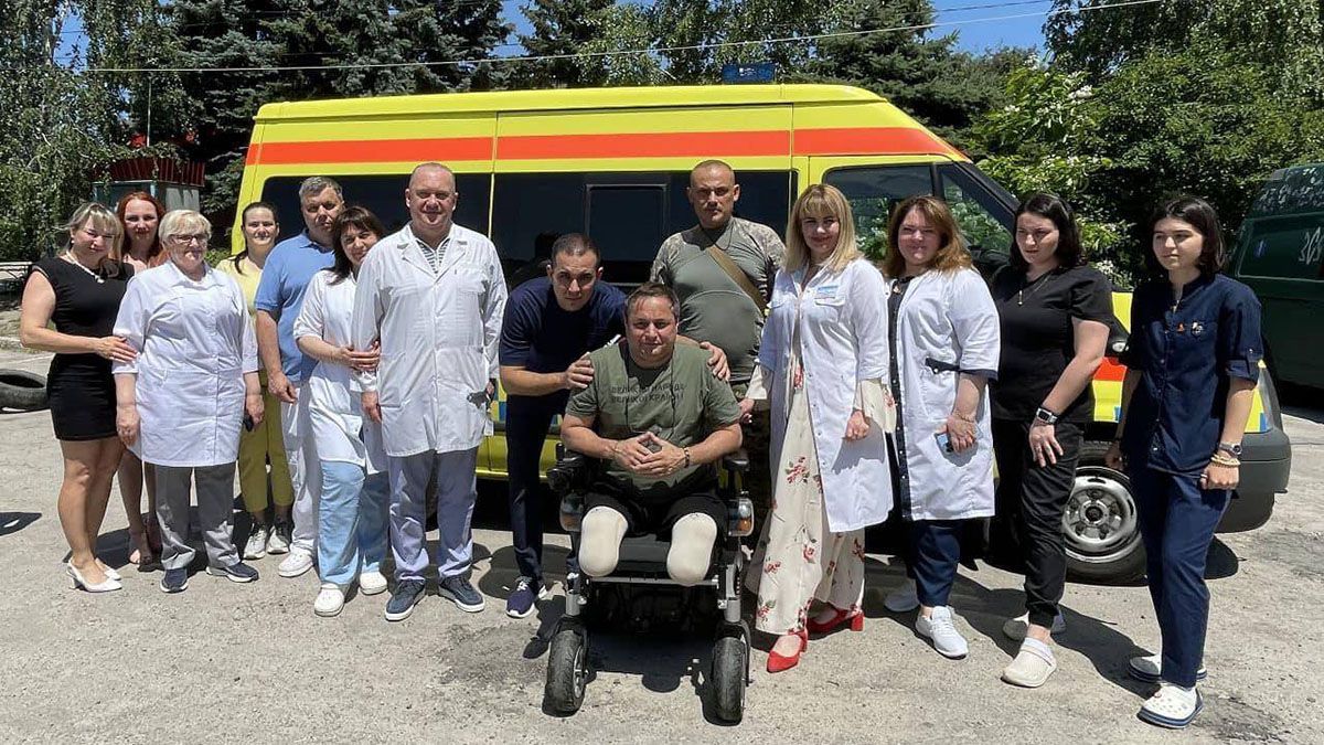 В одну из больниц Днепра Камиль Примаков передал "скорую" и тележку для маломобильного бойца