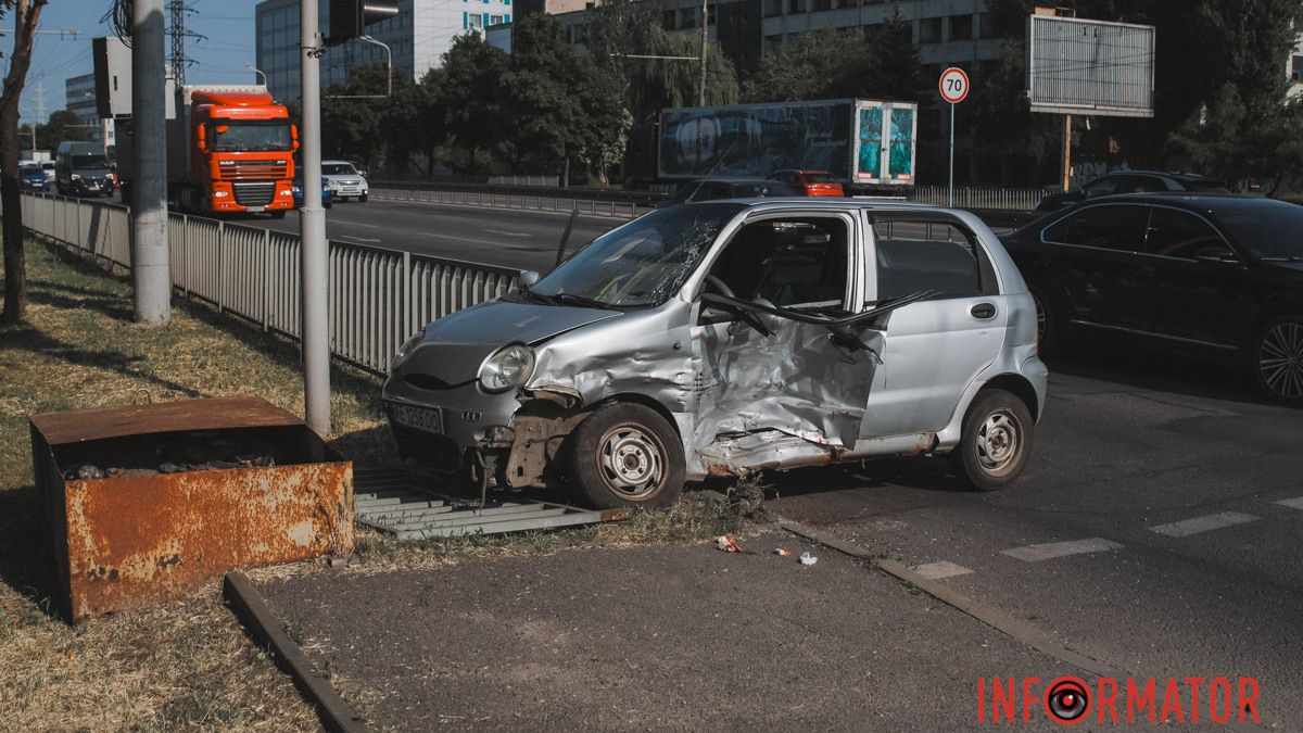 У Дніпрі на Набережній Заводській ВАЗ влетів в Chery, той врізався в огорожу: постраждали двоє людей