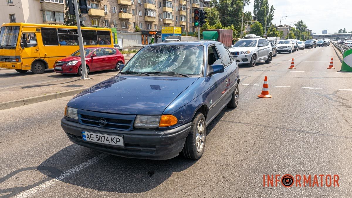 У Дніпрі на Слобожанському проспекті Opel збив жінку на велосипеді: постраждалу забрала «швидка»