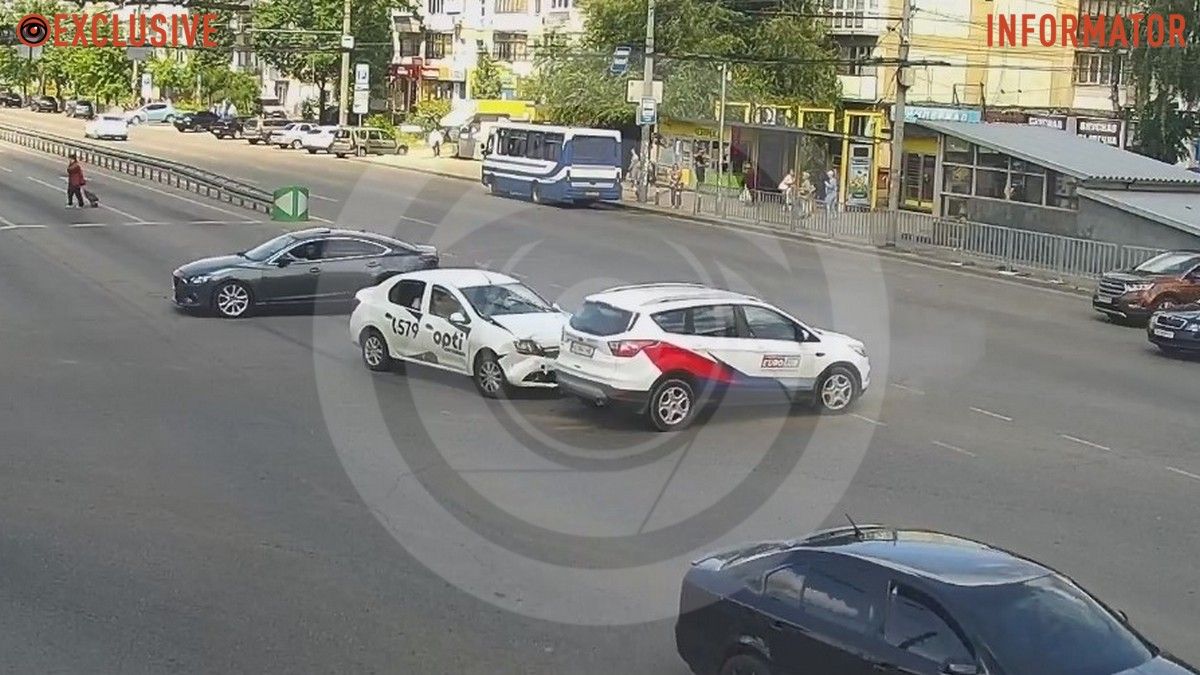 В Днепре на Слобожанском проспекте Renault службы такси Opti врезался в Ford: видео момента