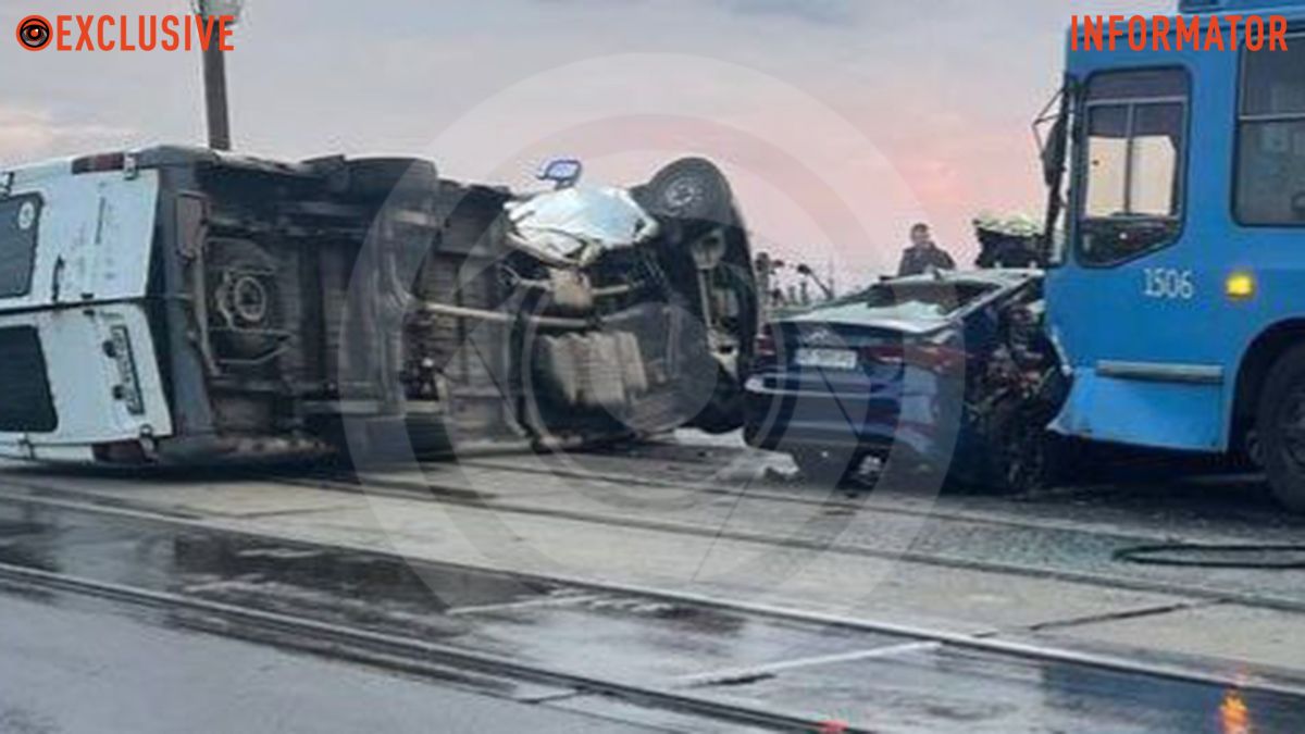 У Дніпрі на Амурському мосту мікроавтобус зіткнувся з Hyundai, тролейбусом та перекинувся на бік: є постраждалі, серед яких дитина