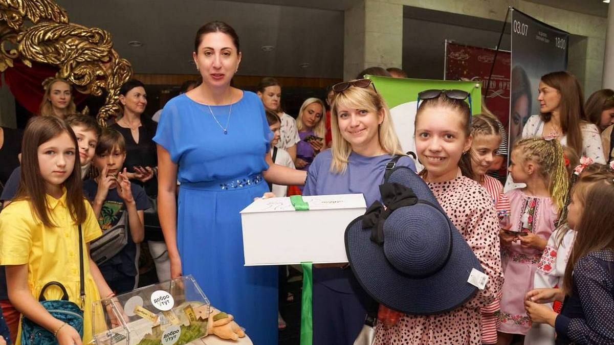 БФ "Добро ТУТ" вместе с семьями ВПЛ закрыли театральный сезон подарками