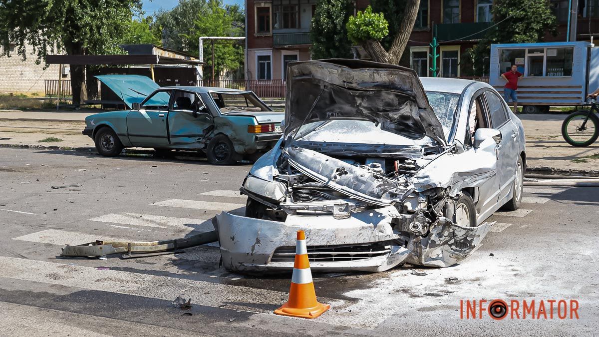 У Дніпрі на Молодогвардійській Honda зіштовхнулася з Ford: на місці працюють рятувальники