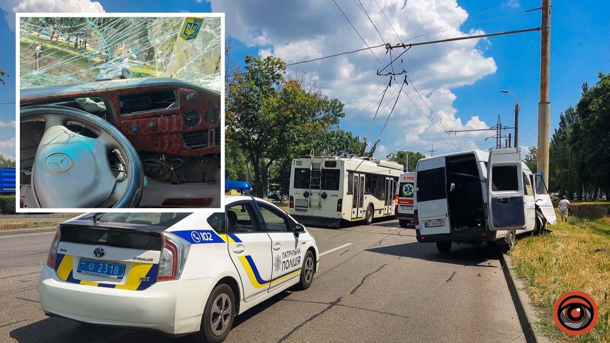 Відео моменту: у Дніпрі в стовп врізалася маршрутка №77, водієві якої стало зле за кермом