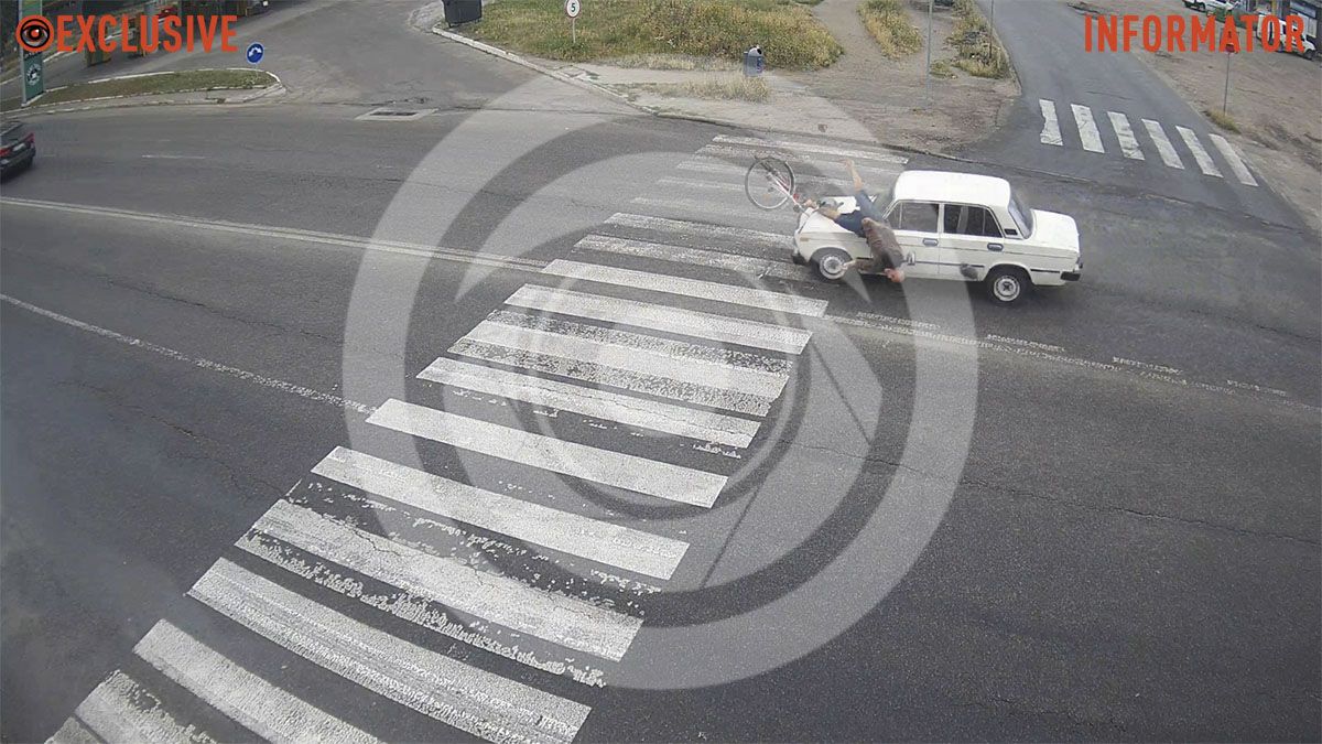 У Дніпрі на Метробудівській ВАЗ збив велосипедиста: відео моменту