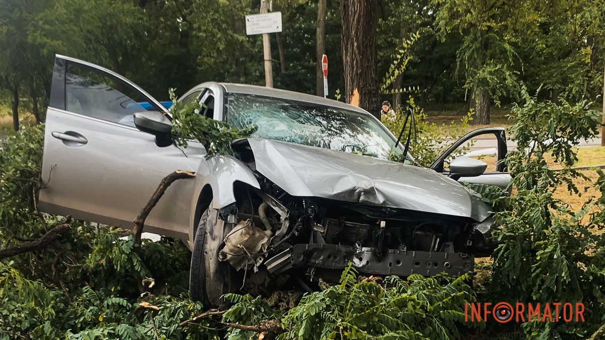 У Дніпрі на Гаванській Mazda влетіла в дерево: постраждав пасажир