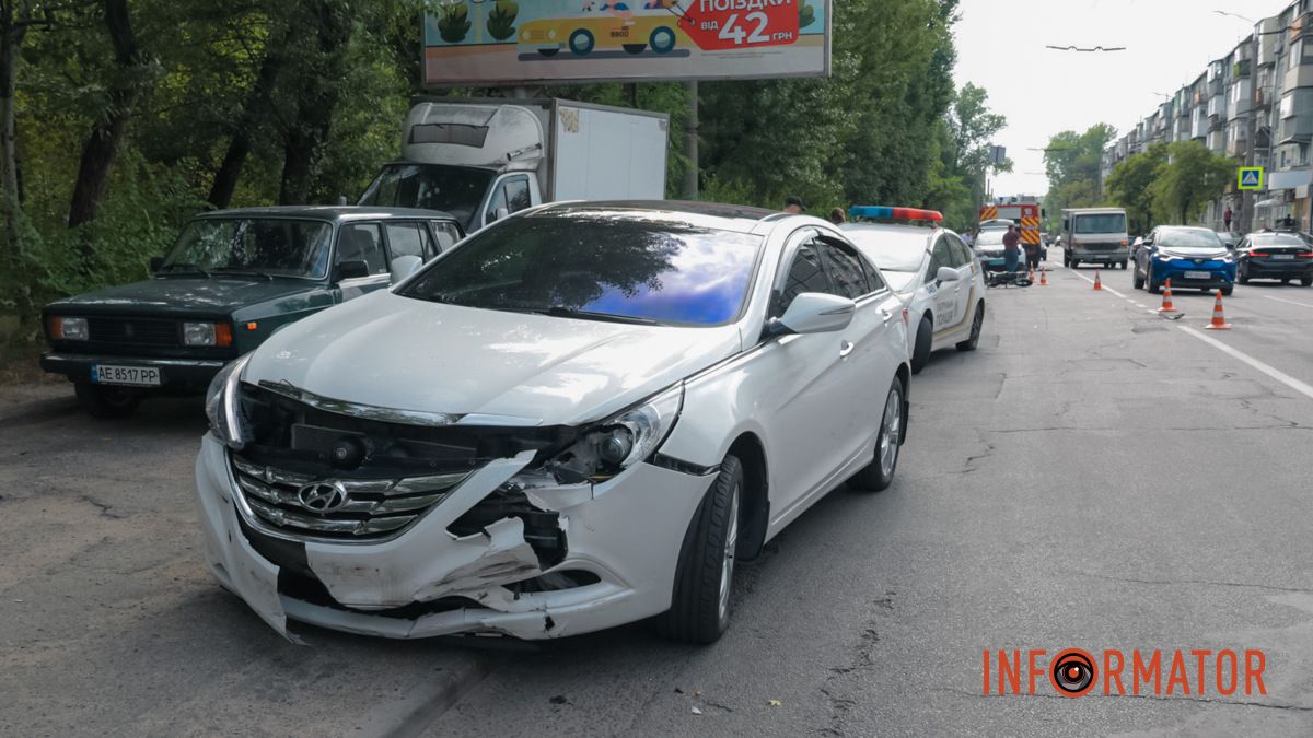 У Дніпрі на Богдана Хмельницького Hyundai збив мотоцикліста: постраждали двоє людей