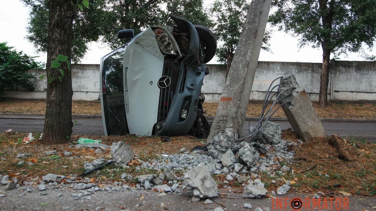 На Робочій Mercedes врізався у стовп та перекинувся: постраждав чоловік