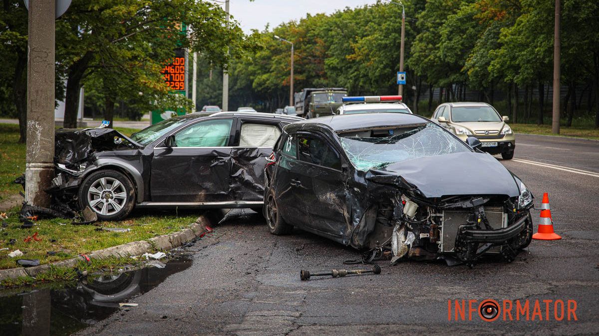 13 – не на фарт: у Дніпрі біля АЗС "Окко" на Космічній Audi зіткнулась з Kia та врізалася у стовп